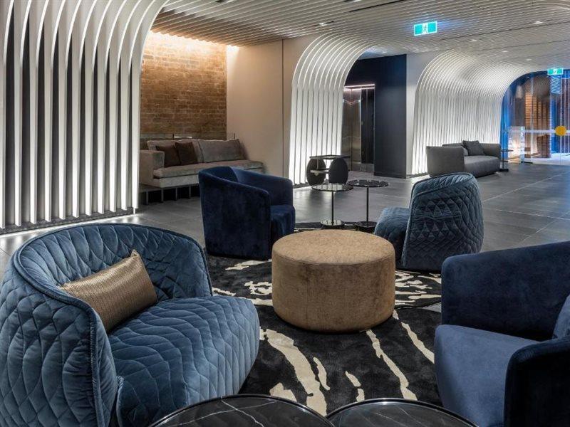 Skye Suites Sídney Exterior foto The lounge at the airport
